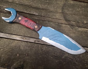 Cuchillo de utilería para cosplay de llave inglesa azul. Juguete. Madera contrachapada.