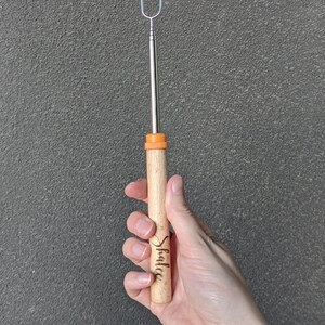 Palos para asar malvaviscos, tenedor telescópico con mango de madera personalizado, herramienta de camping, palo para asar perros calientes personalizado, palo para fogata imagen 7