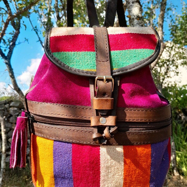 Petit sac à dos en cuir et aguayo - Design hippie, style boho - Artisanat de Bolivie