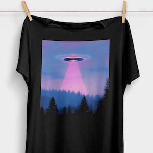 UFO T-Shirt | Vaporwave Synthwave Cyberpunk | 80s 90s Aesthetic | Grunge Clothing | Alien Shirt | Flying Saucer