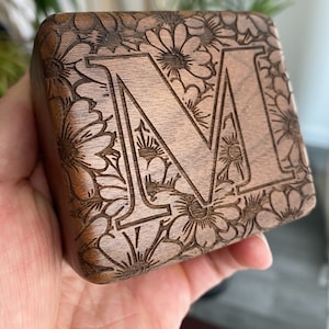 Flor de cumpleaños y caja de música grabada con letra inicial / Caja de música de madera personalizada / Grabado de flores del mes de cumpleaños