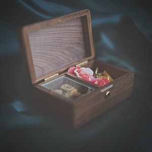 Klara - Personalisierte Holzschmuckschatulle mit Melodie / Musikbox mit Aufbewahrung für Schmuck / Schmuckschatulle mit Ihrem Foto und Ihrer Melodie