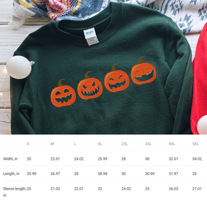K&ouml;nnte beinhalten: Dunkelgr&uuml;nes Sweatshirt mit vier orangefarbenen K&uuml;rbisgesichtern mit unterschiedlichen Schnitzereien. Die K&uuml;rbisse sind horizontal angeordnet. Das Sweatshirt hat einen Rundhalsausschnitt und lange &Auml;rmel, ideal f&uuml;r Halloween.