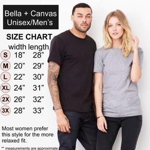 Pu&ograve; includere: Tabella delle taglie per t-shirt unisex Bella + Canvas, con misure in pollici. La tabella include le taglie dalla S alla 3XL, con dimensioni di larghezza e lunghezza. L'immagine mostra anche un uomo e una donna che indossano le t-shirt. Il testo indica che la maggior parte delle donne preferisce questo stile per una vestibilit&agrave; pi&ugrave; rilassata.