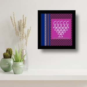 Op de afbeelding: Een ingelijst drukwerk met een roze achtergrond en een wit geometrisch ontwerp. Het ontwerp is een gestileerde hartvorm met een driehoek aan de onderkant. De tekst "studio shaconi" staat onderaan de print.