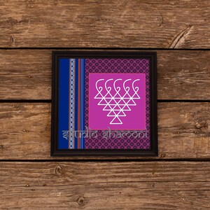 Op de afbeelding: Een ingelijst drukwerk met een roze achtergrond en een wit geometrisch ontwerp. Het ontwerp is een gestileerde hartvorm met een reeks gebogen lijnen aan de bovenkant. De lijst is zwart met een blauwe en witte gepatroneerde rand. De tekst "studio shamoni" is onderaan het drukwerk gedrukt.