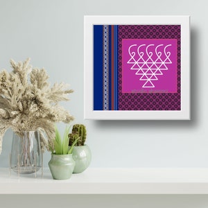 Op de afbeelding: Een ingelijst drukwerk met een roze achtergrond en een wit geometrisch ontwerp. Het ontwerp is een gestileerde hartvorm met een witte inscriptie die "studio sharonj" luidt. De lijst is wit en de achtergrond van het drukwerk is een donkerblauw en paars patroon.