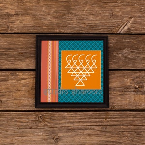 Op de afbeelding: Een ingelijst drukwerk met een wit geometrisch ontwerp op een oranje achtergrond. De lijst is zwart en de passe-partout is teal met een witte en rode gepatroneerde rand.
