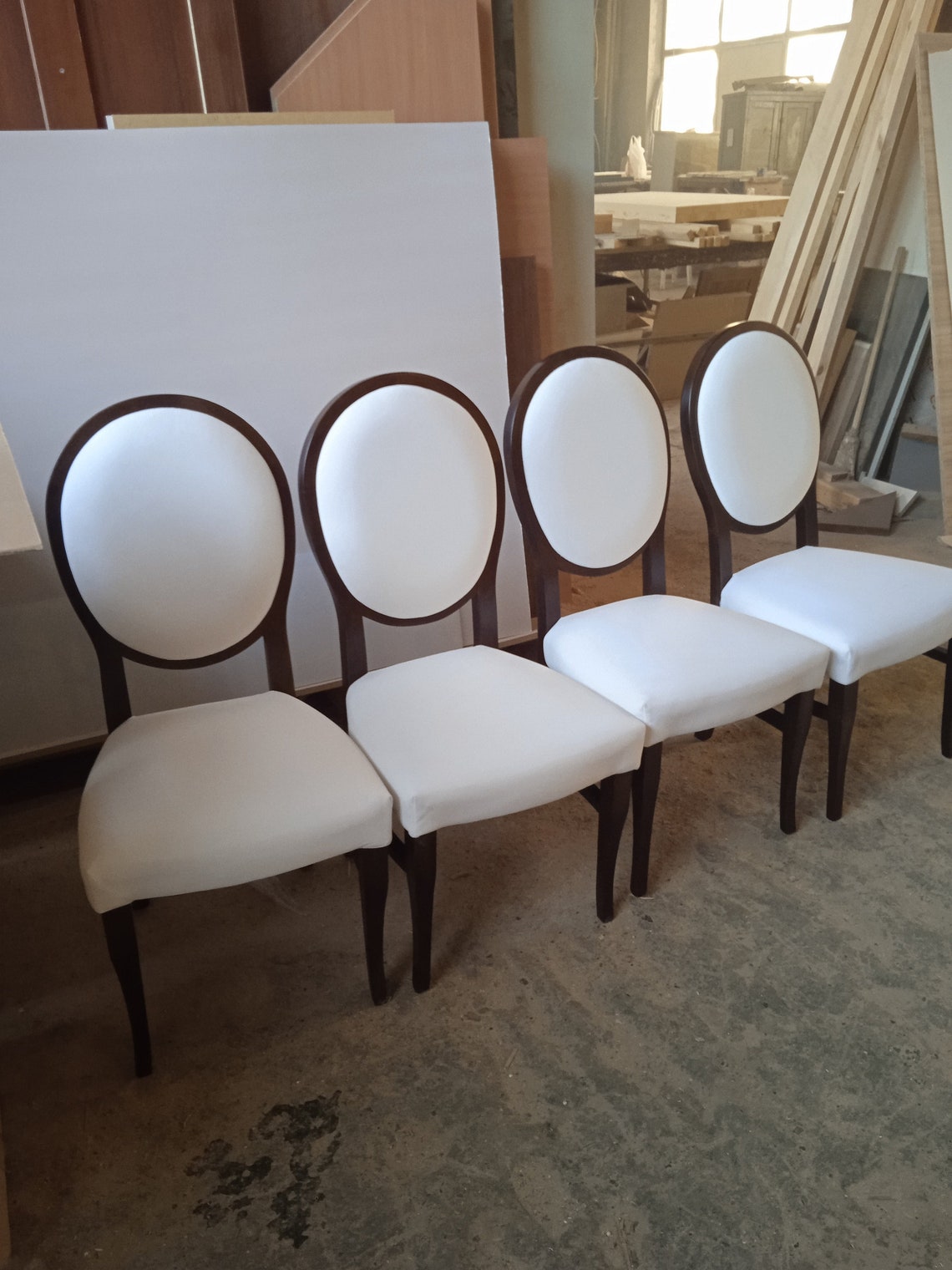 Weißer Stuhl mit hoher runder Rückseite aus naturbelassener | Etsy