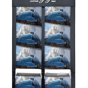 Puede incluir: Un par de tirantes con un patrón azul y blanco que presenta una locomotora de vapor vintage. Los tirantes tienen clips plateados y el texto "Taggs Mayfair 1863" está impreso en la tela negra.