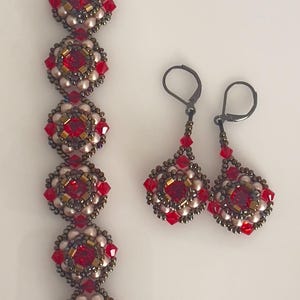 Może przedstawiać: Zestaw trzech ceramicznych kubk&oacute;w z nakrapianym, matowym wykończeniem. Kubki są w odcieniach kremu, jasnoszarym i ciemnoszarym. Każdy kubek ma prosty, minimalistyczny design.