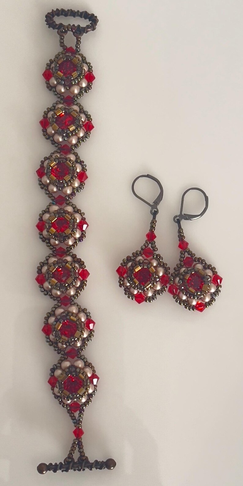 Może przedstawiać: Zestaw trzech ceramicznych kubk&oacute;w z nakrapianym, matowym wykończeniem. Kubki są w odcieniach kremu, jasnoszarym i ciemnoszarym. Każdy kubek ma prosty, minimalistyczny design.