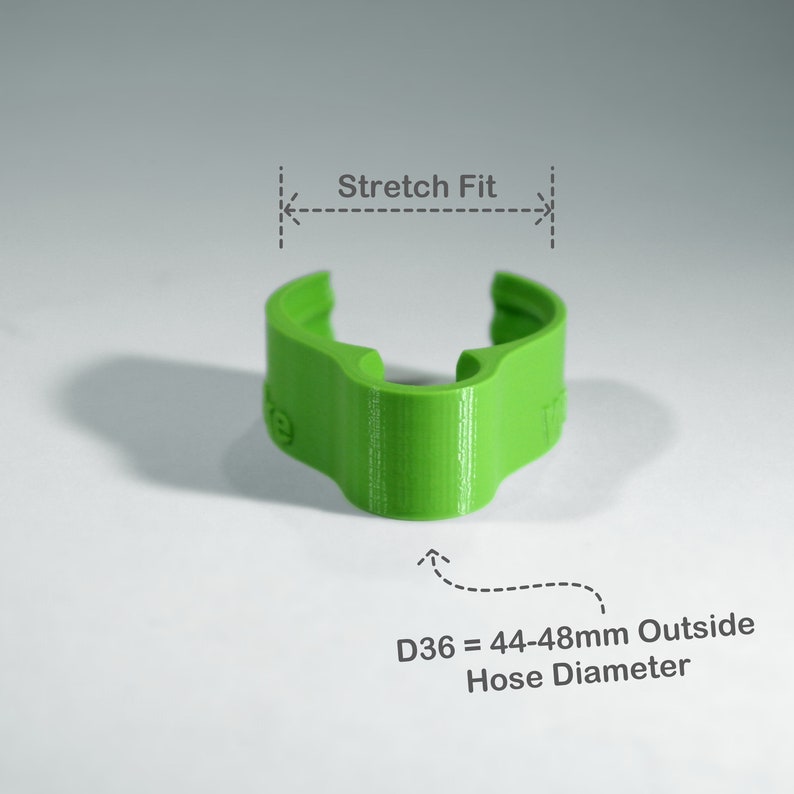Puede incluir: Abrazadera de manguera de pl&aacute;stico verde con ajuste extensible. La abrazadera est&aacute; dise&ntilde;ada para una manguera con un di&aacute;metro exterior de 44-48 mm.