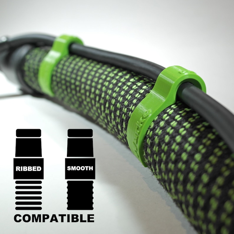 Puede incluir: Bridas de cable verdes con un cable trenzado negro y verde. La imagen muestra que las bridas de cable son compatibles con cables acanalados y lisos. El texto "COMPATIBLE" est&aacute; impreso debajo de los iconos de las bridas de cable.