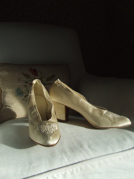 1910's, late edwardian wedding shoes. Silk embroid