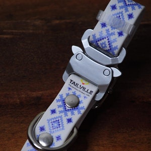Biothane hondenhalsband met UV-print. Alternatieve leren hondenhalsband met op maat gemaakt Oekraïens borduurornament. Blauw-wit patroon