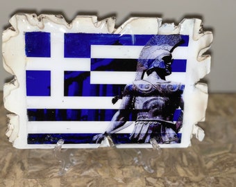 Bandeira grega helênica com placa espartana feita à mão em resina.