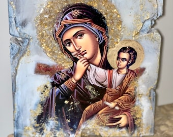 Ícone artesanal de Nossa Senhora com pedras preciosas, arte cristã ortodoxa.