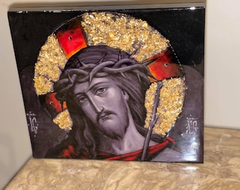 Ícone de Jesus Cristo feito à mão, em preto e branco com folha de ouro.