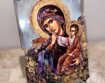 Ícone artesanal de Nossa Senhora e Jesus: pirografia, flocos de ouro