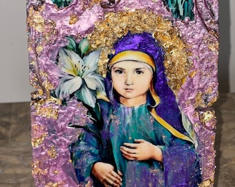 Ícone artesanal de Nossa Senhora em madeira com flocos de ouro.