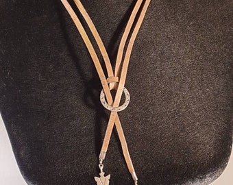 Leren ketting met speerpunthanger