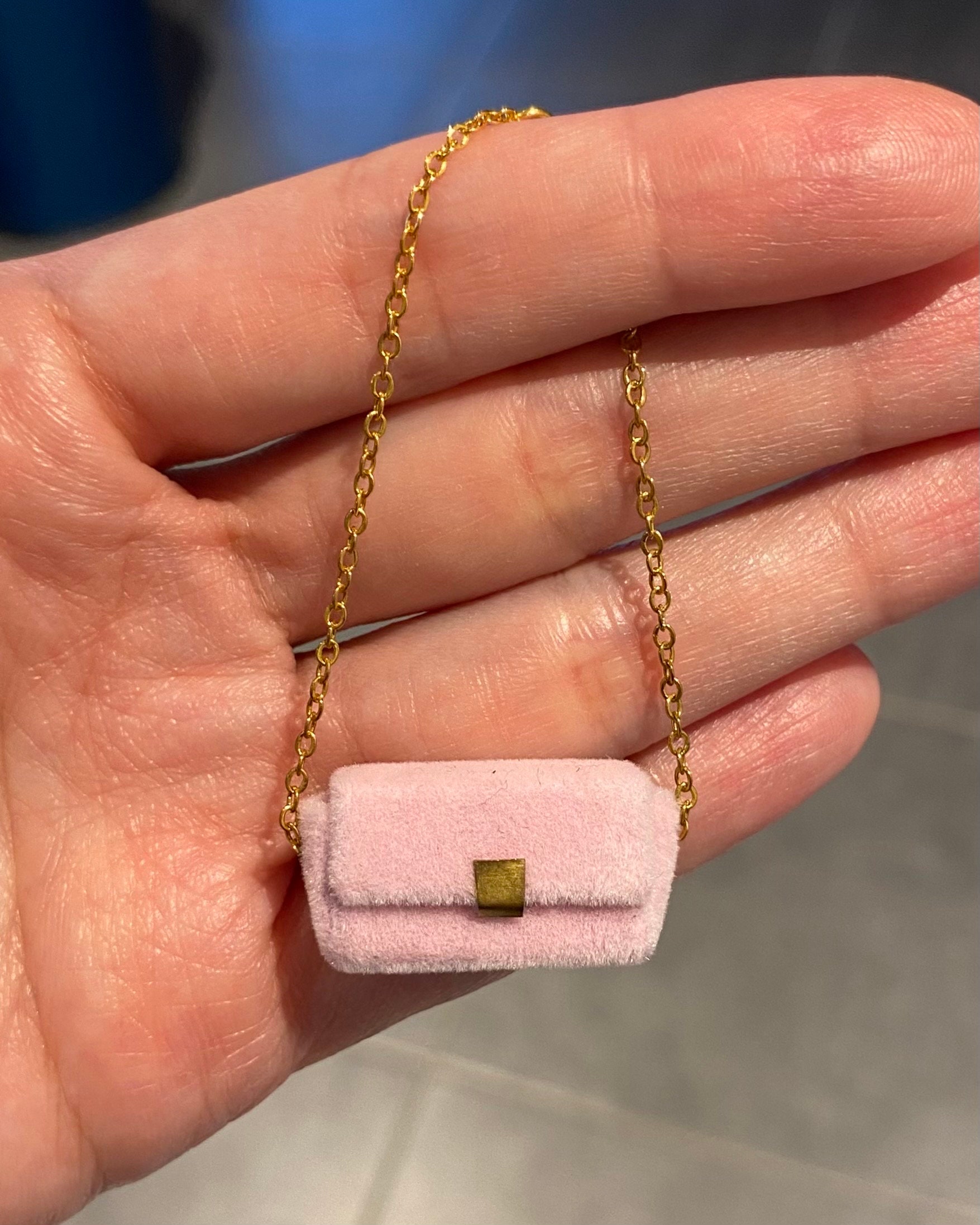 Miniature di case delle bambole Borsa lavorata a maglia alla Miniature di case delle bambole Borsa lavorata a maglia alla