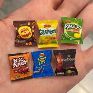 Casa de muñecas en miniatura CONJUNTO DE 6 surtidos bocadillos patatas fritas bolsas de comida paquetes decoración muñeca 1:12 hecho a mano