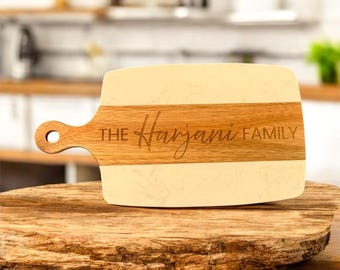Gegraveerd bord van acacia en marmer met familienaam – gepersonaliseerde vleeswaren of serveerplank, huwelijkscadeau