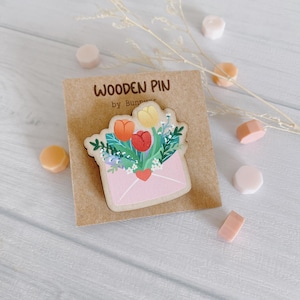 Alfiler de madera con letra de tulipán en flor
