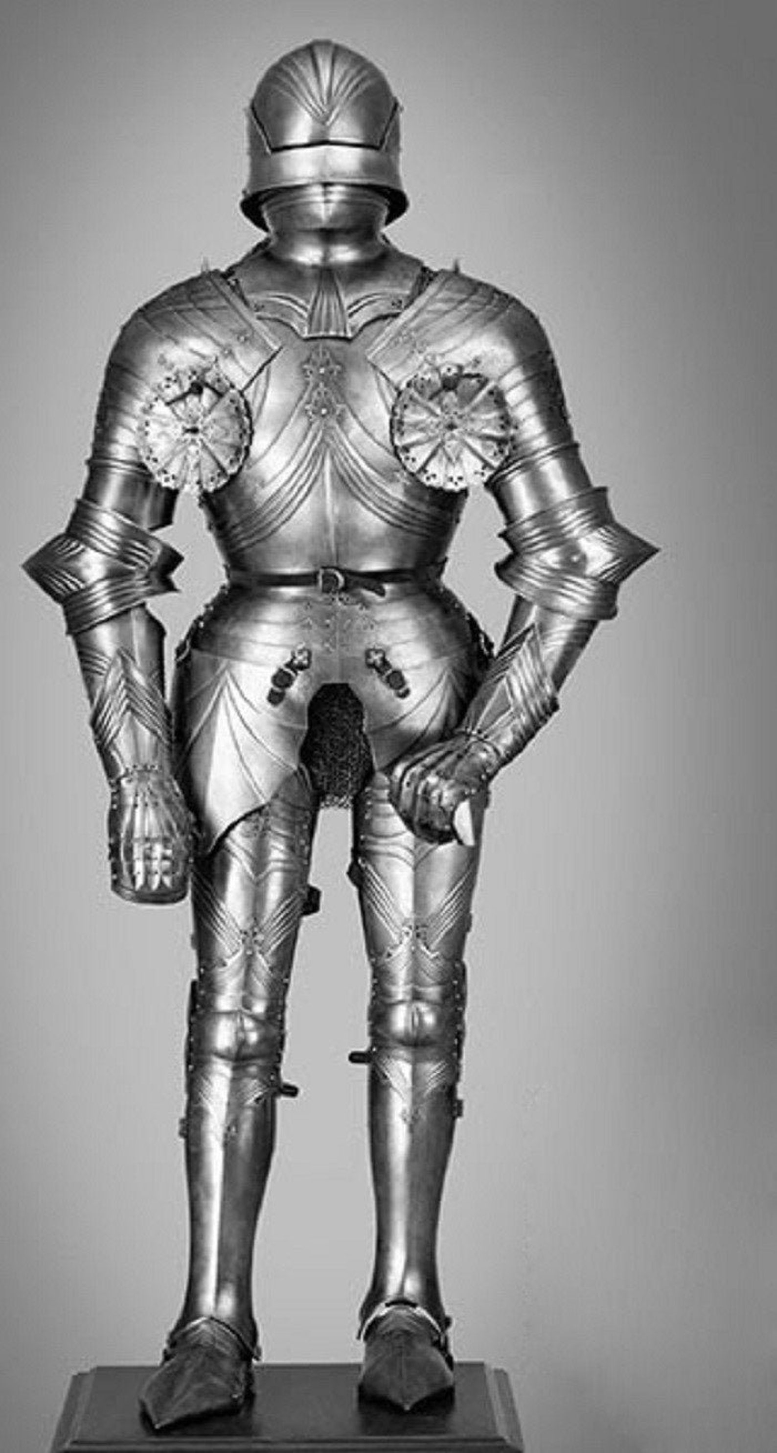 латы стоять. рыцарские доспехи в интерьере. царская броня. рыцарский латный доспех. латы стоять.