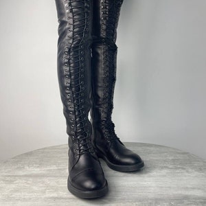 Overknee-gevechtslaarzen volledige vetersluiting, zwarte leren hoge laarzen voor dames legerstijl, handgemaakte winterschoenen op maat gepersonaliseerd