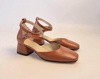 Brązowe skórzane buty na obcasie typu Mary Jane z skrzyżowanymi paskami, ręcznie robione buty na niskim obcasie blokowym w kolorze koniaku