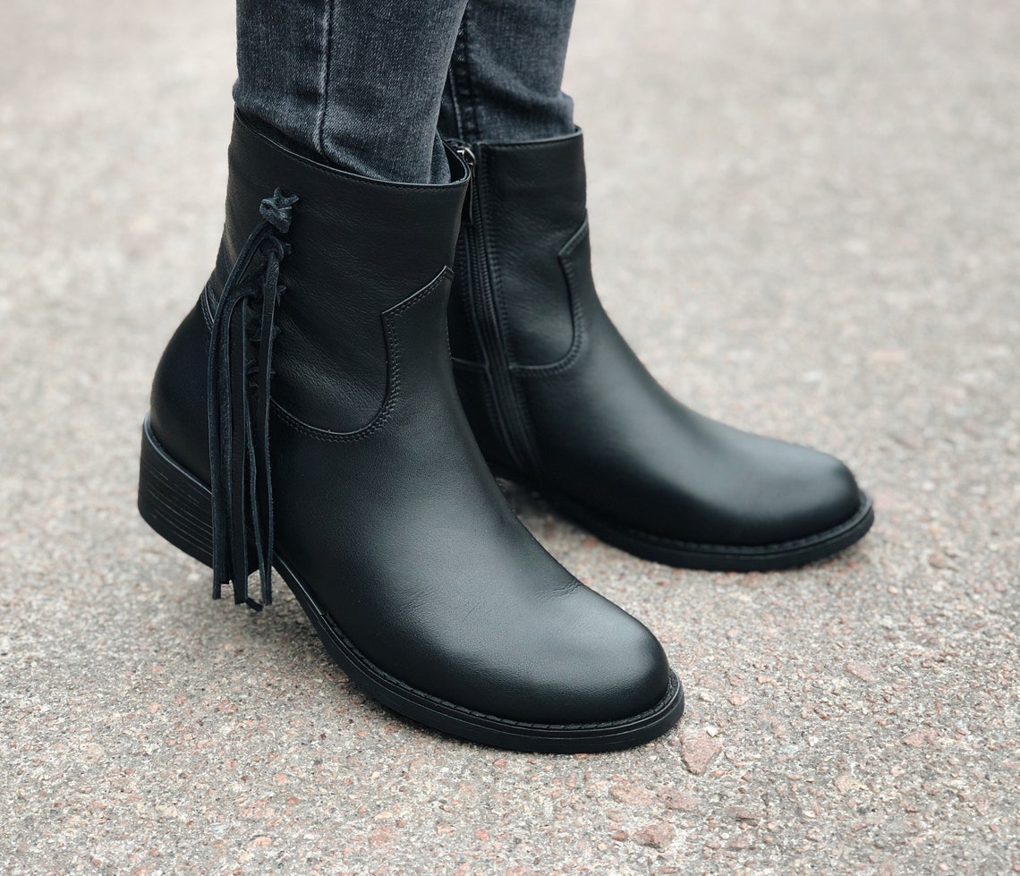 black heeled cowgirl boots