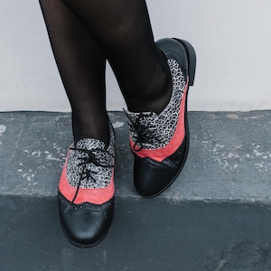 Schwarze Leder Oxford Schuhe mit Rosa Wildleder Detail und Leopardenmuster