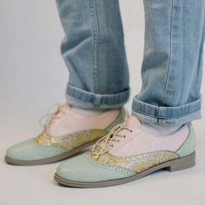 Mint & Blush Floral Oxford Shoes – Pastel Handmade Leather Oxfords – Vintage Lace-Up Flats – Feminine Spring Shoes – Soft Leather Shoes