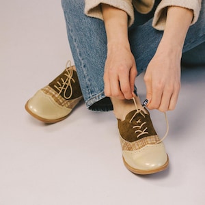 Braune Spectator Oxfords, Wildleder-Derbyschuhe mit Goldleder, handgefertigte Damen-Oxfords