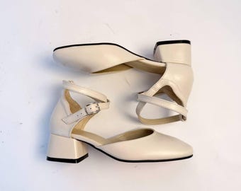 Zapatos de tacón Mary Jane de cuero beige con tiras cruzadas, hechos a mano, con tacón bajo de bloque y forrados en cuero.