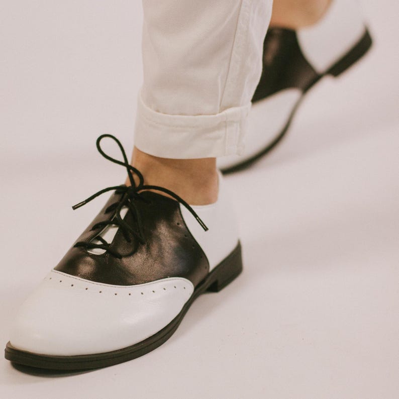 These handcrafted leather Oxford shoes combine classic American saddle shoe design with modern comfort and durability. Available in custom leather colors, wide-width fitting, and personalized sizes, they make a unique gift for women who love vintage fashion, timeless craftsmanship, and comfortable handmade leather footwear.