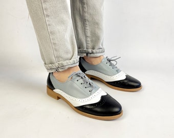 Zapatos Oxford de piel iridiscente / Zapatos brogue en blanco y negro para mujer