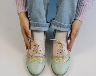 Mintgrönt läder Oxfordskor för kvinnor, gyllene blommönster vingspetsbrogues