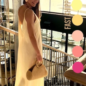 Vanilla white long linen slip dress V-neck / Vanilleweißes langes Leinen-Trägerkleid V-Ausschnitt / Robe longue vanille lin col V