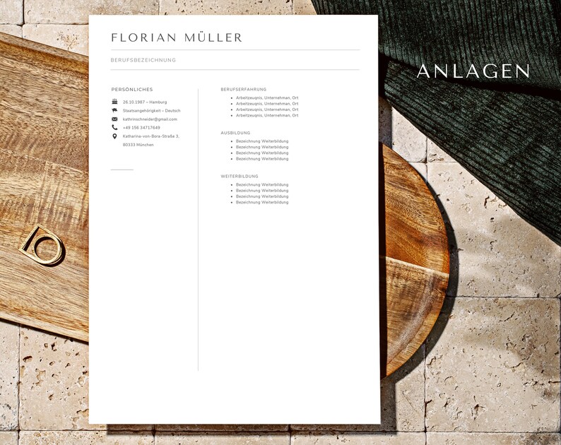 以下が含まれることがあります： 「FLORIAN M&Uuml;LLER」と記載された白い履歴書。履歴書には、連絡先、職務経歴、学歴など、個人情報と職務に関する情報が記載されている。ページの右上には「ANLAGAN」という単語が書かれている。