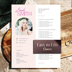 Puede incluir: Una plantilla de currículum vitae rosa y blanco con una foto de una mujer. El currículum incluye secciones para la participación comunitaria, honores y logros. El texto "Easy to Edit Canva" se muestra en un rectángulo marrón.