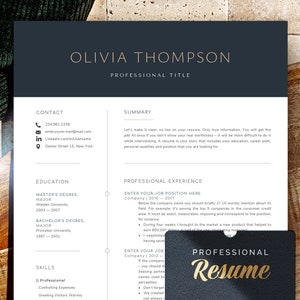 Könnte beinhalten: Eine professionelle Lebenslaufvorlage mit einem dunkelblauen Kopfbereich und weißem Text. Der Lebenslauf enthält Abschnitte für Kontaktinformationen, Zusammenfassung, Ausbildung, Berufserfahrung und Fähigkeiten. Der Text "Olivia Thompson" steht oben auf dem Lebenslauf, gefolgt von "Beruflicher Titel".