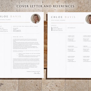 Pode incluir: Modelo de curr&iacute;culo de duas p&aacute;ginas com o texto "COVER LETTER AND REFERENCES" no topo. A p&aacute;gina esquerda &eacute; uma carta de apresenta&ccedil;&atilde;o e a p&aacute;gina direita lista as refer&ecirc;ncias. O nome "CHLOE DAVIS" est&aacute; no topo de cada p&aacute;gina.