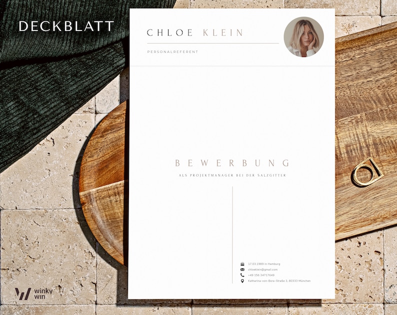 May include: A white cover letter with the text "DECKBLATT" and "CHLOE KLEIN" at the top. The text "PERSONALREFERENT" is below the name. The text "BEWERBUNG" is in the center of the page with the text "ALS PROJEKTMANAGER BEI DER SALZGITTER" below it. The text "17.03.1989 in Hamburg" is in the bottom left corner of the page. The text "Katharina-von-Bora-Stra&szlig;e 1, 80333 M&uuml;nchen" is in the bottom right corner of the page.