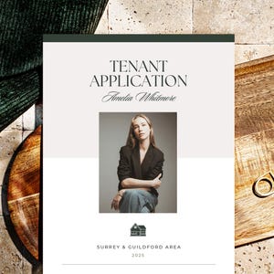 Könnte beinhalten: Ein Mietantrag mit dem Titel "Tenant Application Amelia Whitmore" mit einem Foto einer Person. Das Dokument enthält den Text "Surrey & Guildford Area 2025" und ein Haussymbol. Der Hintergrund ist hellbeige.