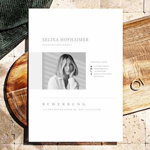 Puede incluir: Juego de tres tazas de cerámica con acabado mate moteado. Las tazas son de color crema, gris claro y gris oscuro. Cada taza tiene un diseño simple y minimalista, ideal para café o té.