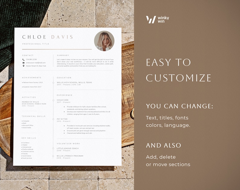 Pode incluir: Um modelo de curr&iacute;culo com o nome "Chloe Davis" no topo. O curr&iacute;culo inclui se&ccedil;&otilde;es para informa&ccedil;&otilde;es de contato, educa&ccedil;&atilde;o, experi&ecirc;ncia e habilidades. O texto "Easy to Customize" &eacute; exibido no lado direito da imagem.